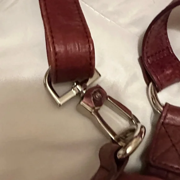Elegant Burgundy Leather Shoulder Bag - Picture 3 of 8